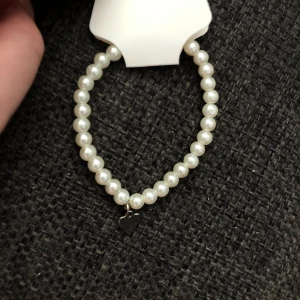 Pärlarmband med silver hjärta (äkta silver!) - Gulligt armband med vita pärlor och ett litet silver hjärthänge som är äkta silver. 