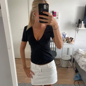 V Ringad tshirt zara - V ringad tshirt från zara med knyte i ringningen, nästan aldrig använd