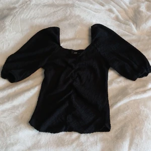 Jättefin svart topp - Fin svart topp med sydd midja