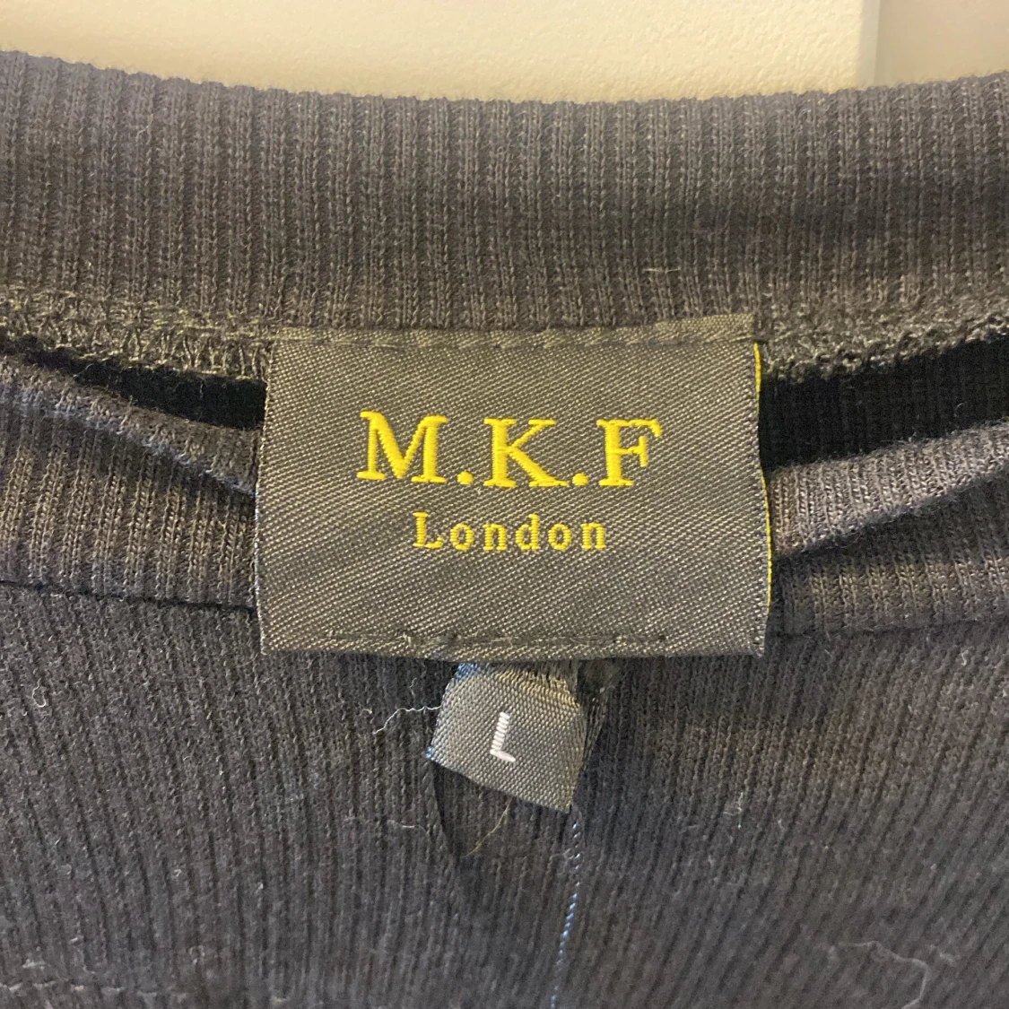 Svart långärmad topp med cut out MKF - 1