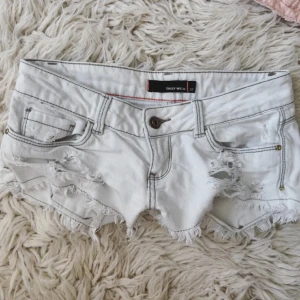 Vita slitna lowrise jeansshorts Tally Weijl - Sååå fina vita/ jätte ljusblå jeanshorts (tycker mest de är vita)! Finns inga bilder på då de är för små!  MÅTT PLATT/RAKT ÖVER: Midja rakt över ca 36❤️ Grenhöjd ca 15 cm❤️ Höfter ca: 42 cm❤️  Lår/öppning rakt över: ca 26 cm❤️