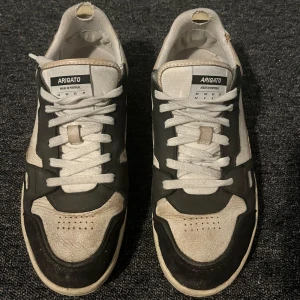 Artigato Dice Lo - Säljer dessa skor från Arigato. Skorna är hyfsat använda och har några slitningar som syns på bilderna. Hör gärna av dig vid funderingar!