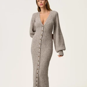 Beige  ribbad lång stickad klänning från Adoore - Beige Adooreklänning, använd fåtal gånger 