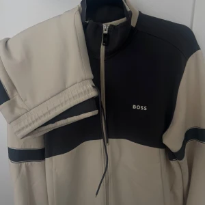 Beige set frå boss - Ett beige set från Hugo boss. Helt nya. St M.
