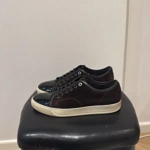 Lanvin skor - Lanvin skor. Färg vinröd/svart. Storlek Uk 8 passar 43.  Skick 8/10, lite creased. Medföljer dustbag.