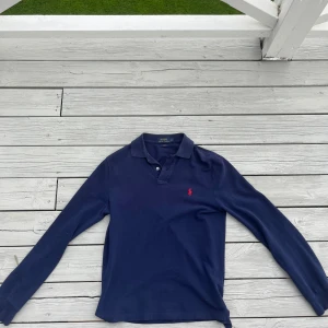 Marinblå långärmad piké från Polo Ralph Lauren - Säljer en långärmad piké från ralph lauren i storlek M. Skriv vid funderingar!