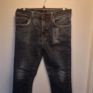 Mörkblå jeans från Crocker - Snygga mörkblå jeans från Crocker med klassisk skinny jeans, femficksdesign och slitna, avklippta benslut för en cool look. Jeansen har kontrastsömmar och är tillverkade i robust denim. Perfekta för dig som gillar en avslappnad och trendig stil.
