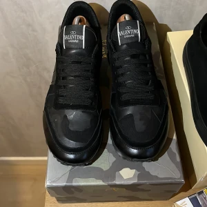 Valentino rockrunners  - Snygga svarta Valentino rockrunners tvär sköna värt pengarna säljer dem för jag fick nya skorna är skit bra på vintern och dem behöver bara borstas sen är dem som ny.