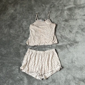 Blommig pyjamas från Kappahl - Söt pyjamas från Kappahl med små blommor i rosa och grönt. Shortsen har elastisk midja och är gjorda i mjuk bomull, perfekta för varma sommardagar eller som mysiga pyjamasshorts.