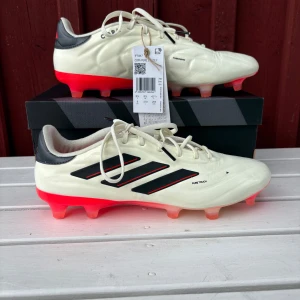 Adidas copa fotbollsskor  - Säljer dessa adidas copa i 42 2/3.  Skorna är helt nya med box. 