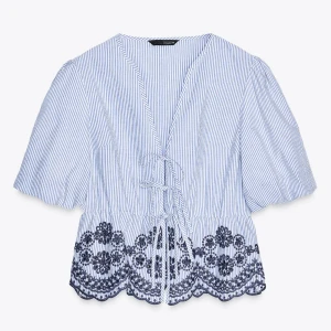 Blus  - Jätte snygg blå vit randig blus med mörka broderier från Zara, endast andvänd 1 gång och är helt slutsåld! (Orginalpris 379kr) köp gärna med ”Köp nu”🩷🩷