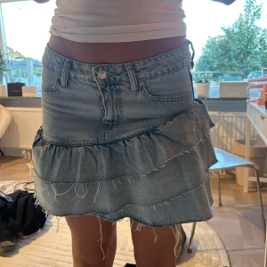 Jeanskjol med volanger från Gina Tricot - Supersöt jeanskjol från Gina Tricot med volangdetaljer💕