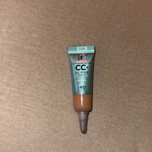IT Cosmetics CC+ Oil-Free Matte - HELT NY- CC-cream från IT Cosmetics i färgen Tan. Ger matt finish, full täckning och innehåller SPF 40. Kommer i en smidig tub med turkos och silverdetaljer. Perfekt för dig som vill ha en oljefri bas med solskydd.