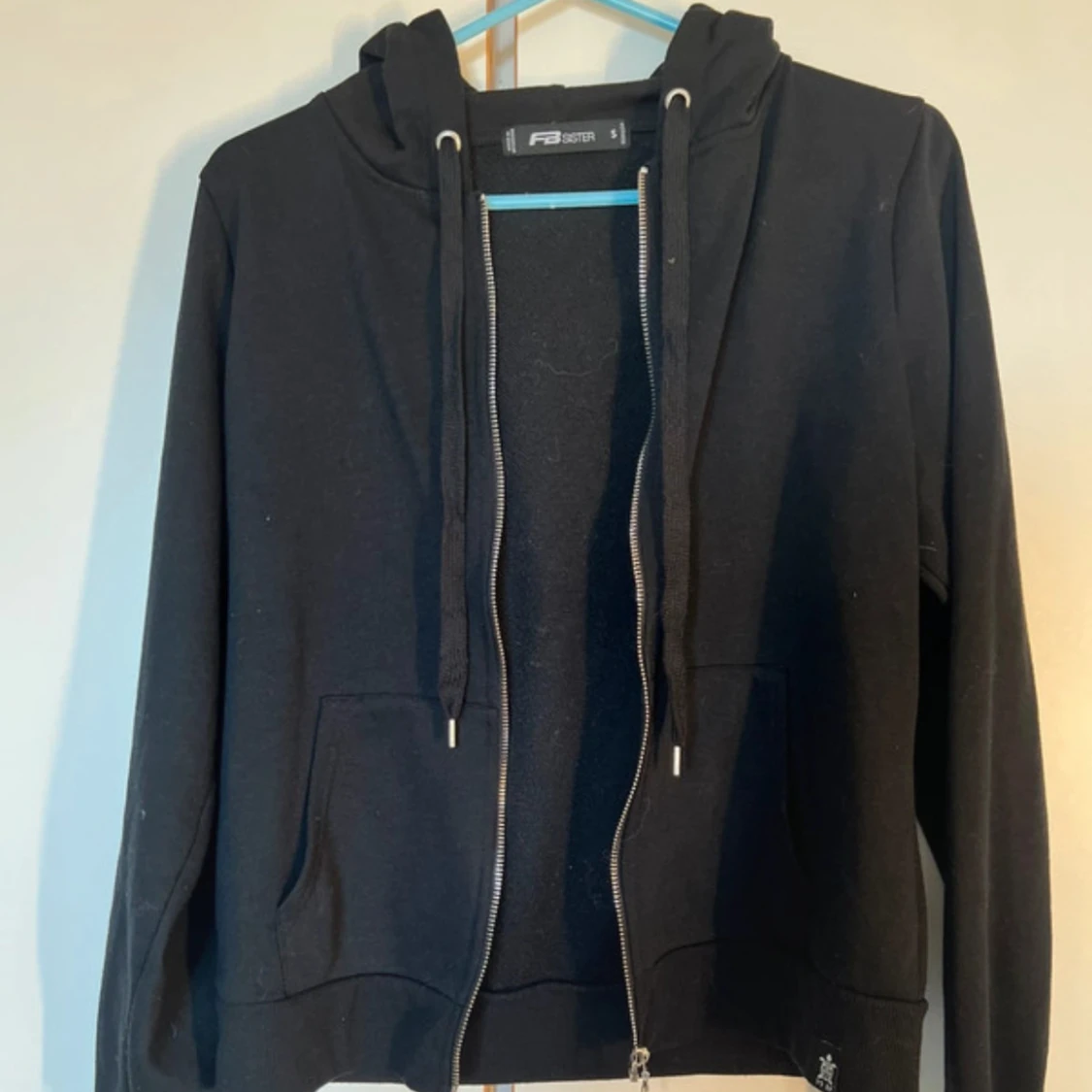 Svart hoodie med dragkedja FB Sister - 1