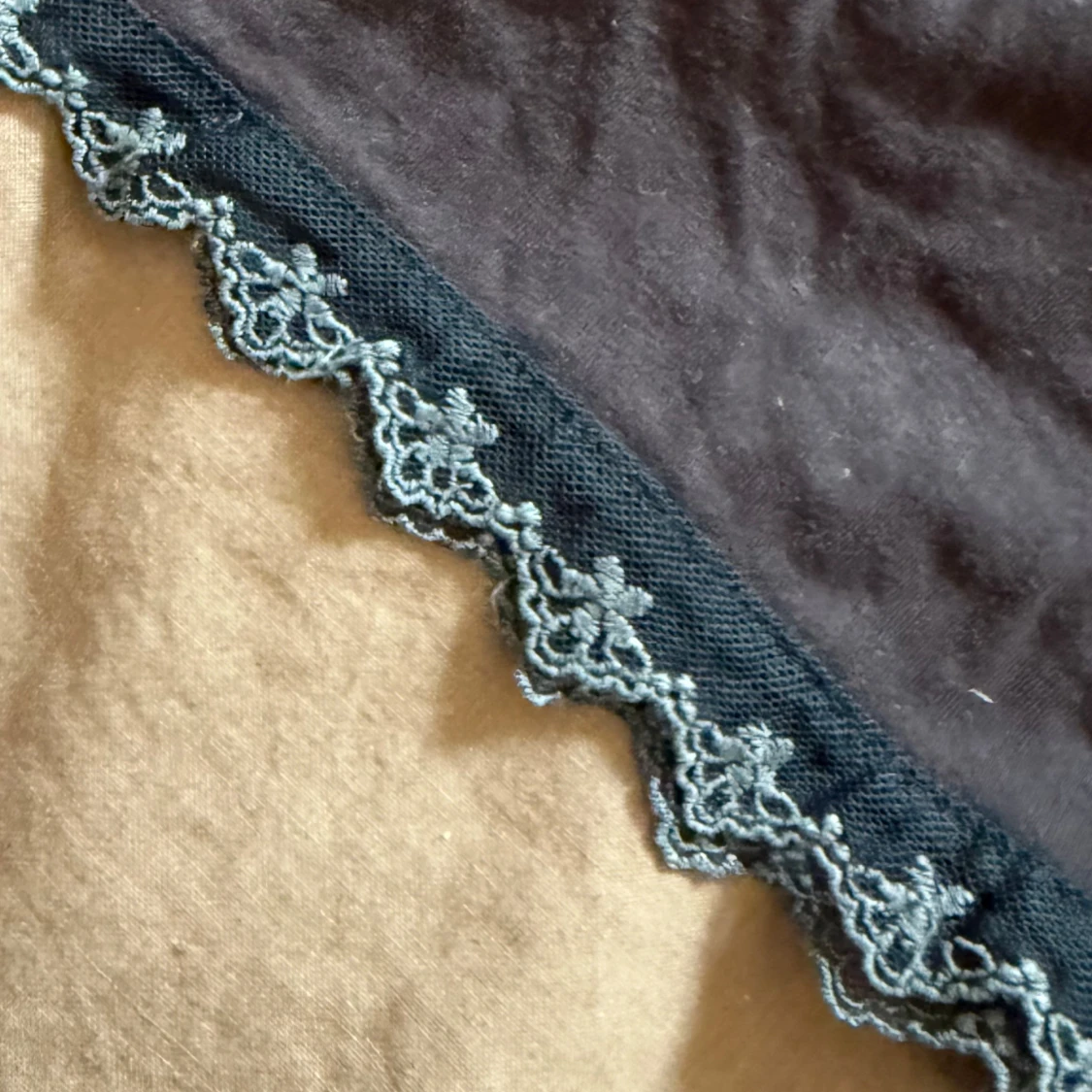 Svart linnetopp med spetsdetaljer - 2