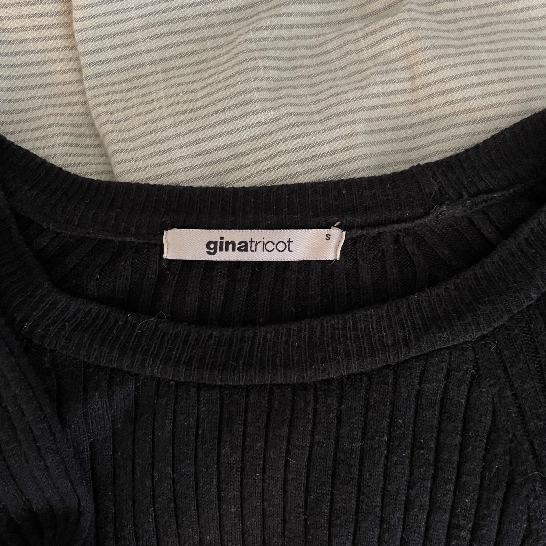 Svart ribbad tröja från Gina Tricot - 3