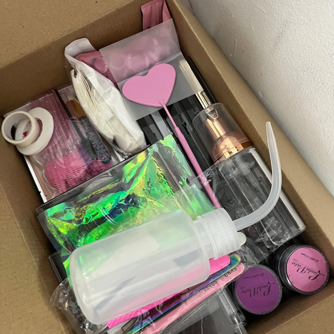 Stor box med fransförlängningskit och Maddras  - 1