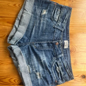 Lågmidjade jeansshorts från Gina tricot - Säljer dessa lågmidjade jeansshorts ifrån Gina tricot i storlek S. Skriv för fler bilder och mått!!💕