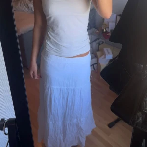 Långkjol - Fin vit långkjol i fint skick! Storlek xs och är ifrån Gina tricot☺️