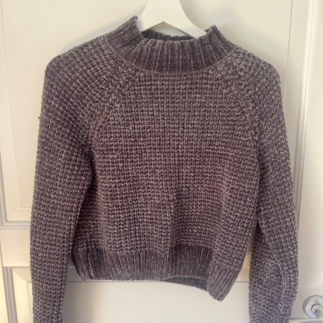 Mörkgrå stickad tröja med hög krage