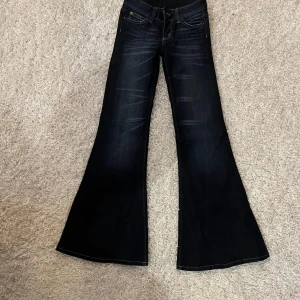 Bootcut jeans från Cheap Monday - Mörkblå bootcut jeans från Cheap Monday med klassisk femficksdesign och snygga slitningar framtill. Jeansen har låg midja och är tillverkade i stretchig denim för en bekväm passform. Perfekta för dig som gillar retrovibbar och markerade ben. Dom är i storlek 25/30. aldrig använda bara testat dom. Priset går att diskutera 