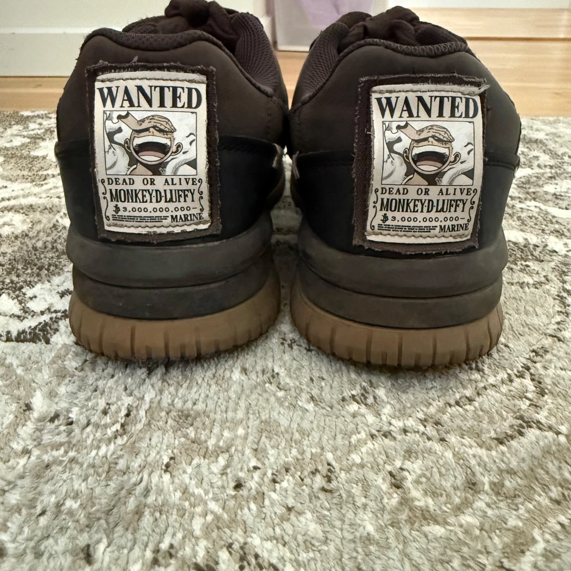 Bruna sneakers med One Piece-motiv - 1