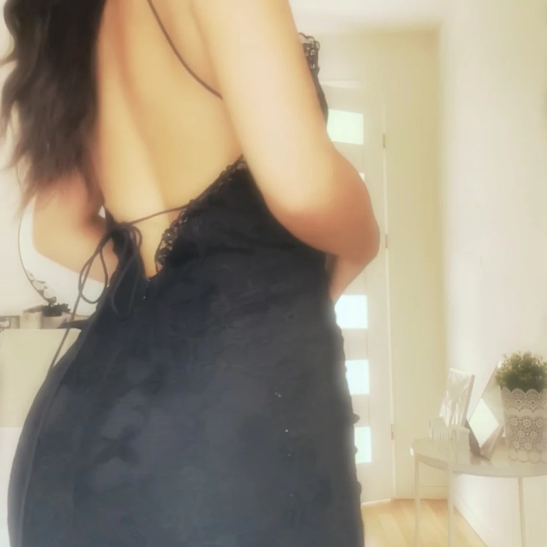 Svart lång spetsklänning med öppen rygg - 1