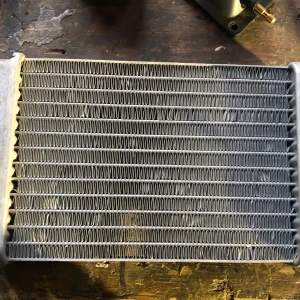 Kylare Derbi - OBS, LÄS HELA Yes säljer då en kylare. Funkar till alla moppar men denna har suttit på en Derbi Senda. Som ni ser så är det ett litet hål i den som nu är lagat med epoxy lim. Säljes i befintligt skick. 