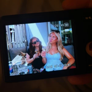 ZARA TOPP LJUSBLÅ RANDIG  - SLUTSÅLD topp från Zara! Tight och går sedan ut vid magen (trendig peplum modell). Superfin och sitter jättefint. Använd 1 gång. Strl M/38, passar även S/36. 