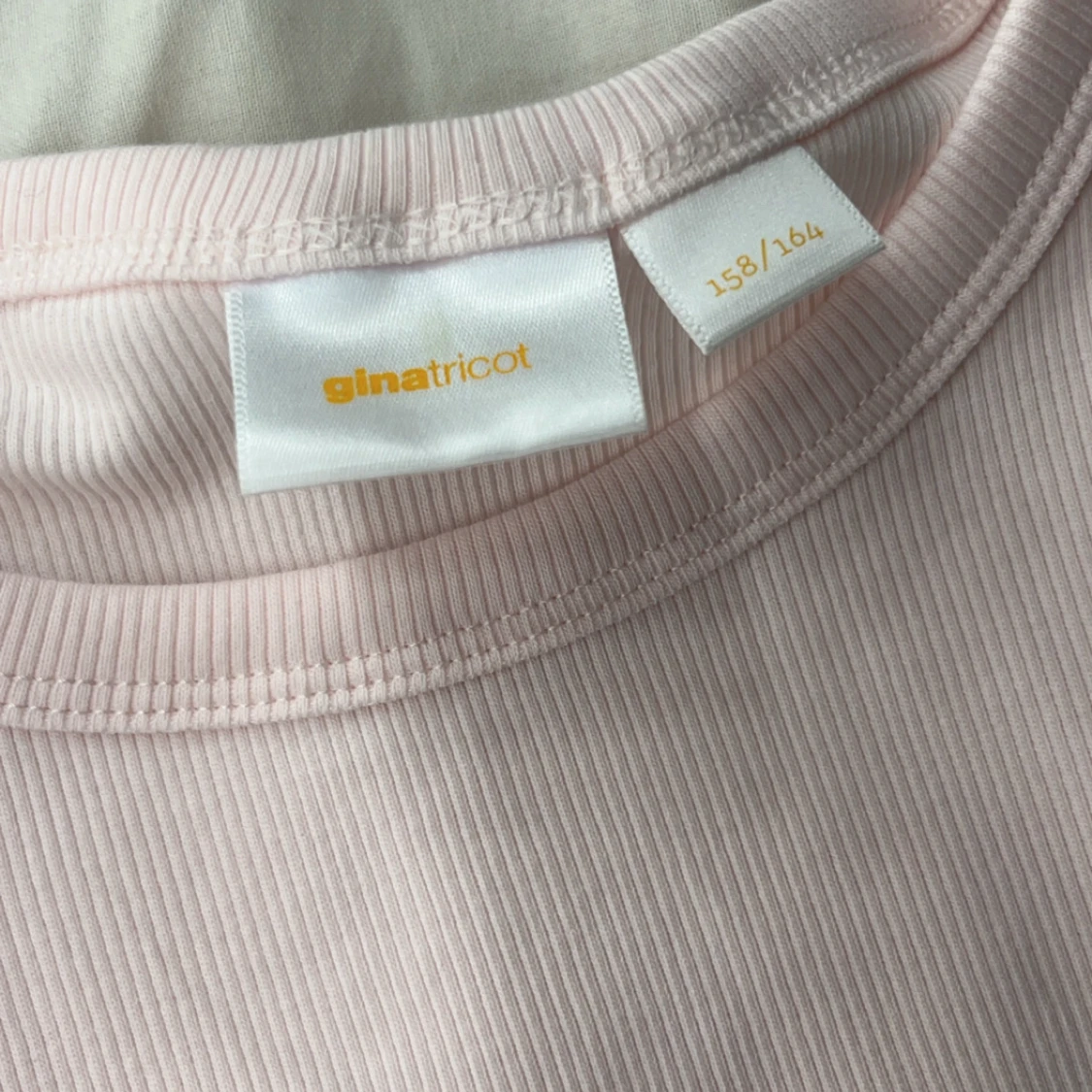 Ljusrosa topp med volangärm - 1