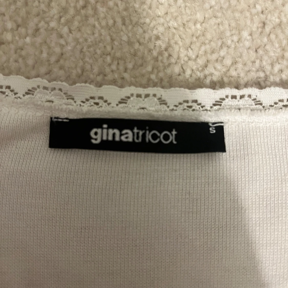 Vit blus med spets från Gina Tricot - 1