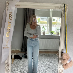 Ljusblå raka jeans med hög midja - Säljer ett par ljusblå jeans med hög midja och raka ben. Jeansen har klassisk femficksdesign och är i ett mjukt denimtyg som känns skönt att bära hela dagen. Perfekta för dig som gillar en clean och avslappnad look.