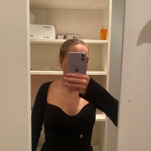 Svart ribbad topp från H&M - Svart ribbad topp från H&M med jättefin fyrkantig urringning och långa ärmar. Sitter tight och har en snygg, figurnära passform. 