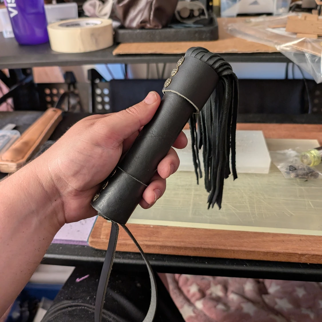 Svart läderpiska med nitar och fransar - 1