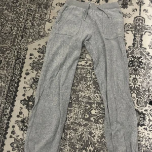 Grå mjukisbyxor Juicy Couture - Grå mjukisbyxor från Juicy Couture i fint skick