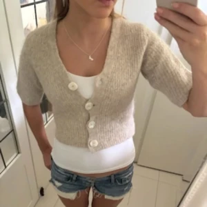 Beige stickad kofta  - Stickad kofta med korta ärmar, från lindex. 💞vill gärna få den såld snabbt😊😊
