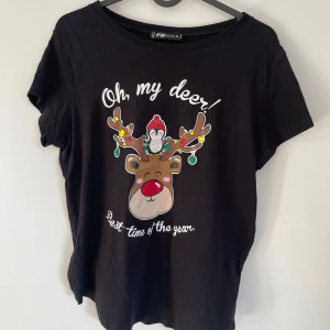 Svart jul-tshirt med renmotiv F3 Sister - Jultröja perfekt att ha på julafton eller nära juldagarna. I storlek M mer oversize modell inte så urinerad. Köpt från new Yorker. Jätte fin och bekväm T-shirt och trycket är jätte fint. Det står ”best time of the year”