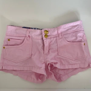 Lågmidjade jeansshorts - Ljusrosa lågmidjade jeansshorts från Gina Tricot med fickor fram och bak.       38cm rakt över 💓