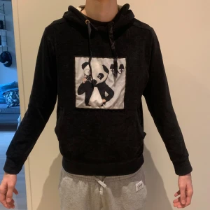 Svart Limitato hoodie - Säljer en svart hoodie från Limitato med ett panda-tryck på framsidan. Nästan helt ny då den var för liten när jag fick den. Den är nästan omöjlig att hitta.