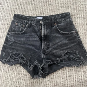 Svarta jeansshorts - Säljer dessa jätte snygga jeans shorts🥰