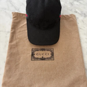 Gucci keps - Säljer min Gucci keps som är använd några gånger, väldigt bra skick. Om man köper får man dustbag till. Är öppen för frågor och funderingar så det är bara att fråga:)