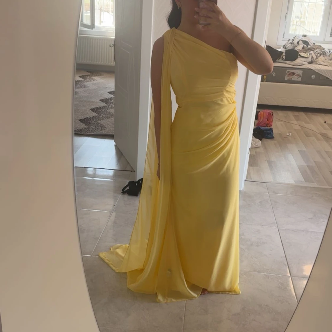 Gul långklänning med oneshoulder - 1