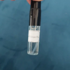French Avenue Vulcan Fue - 5ML decant i glas med French Avenue Vulcan Fue. Om du är intresserad av flera prover kan jag ge rabatt.