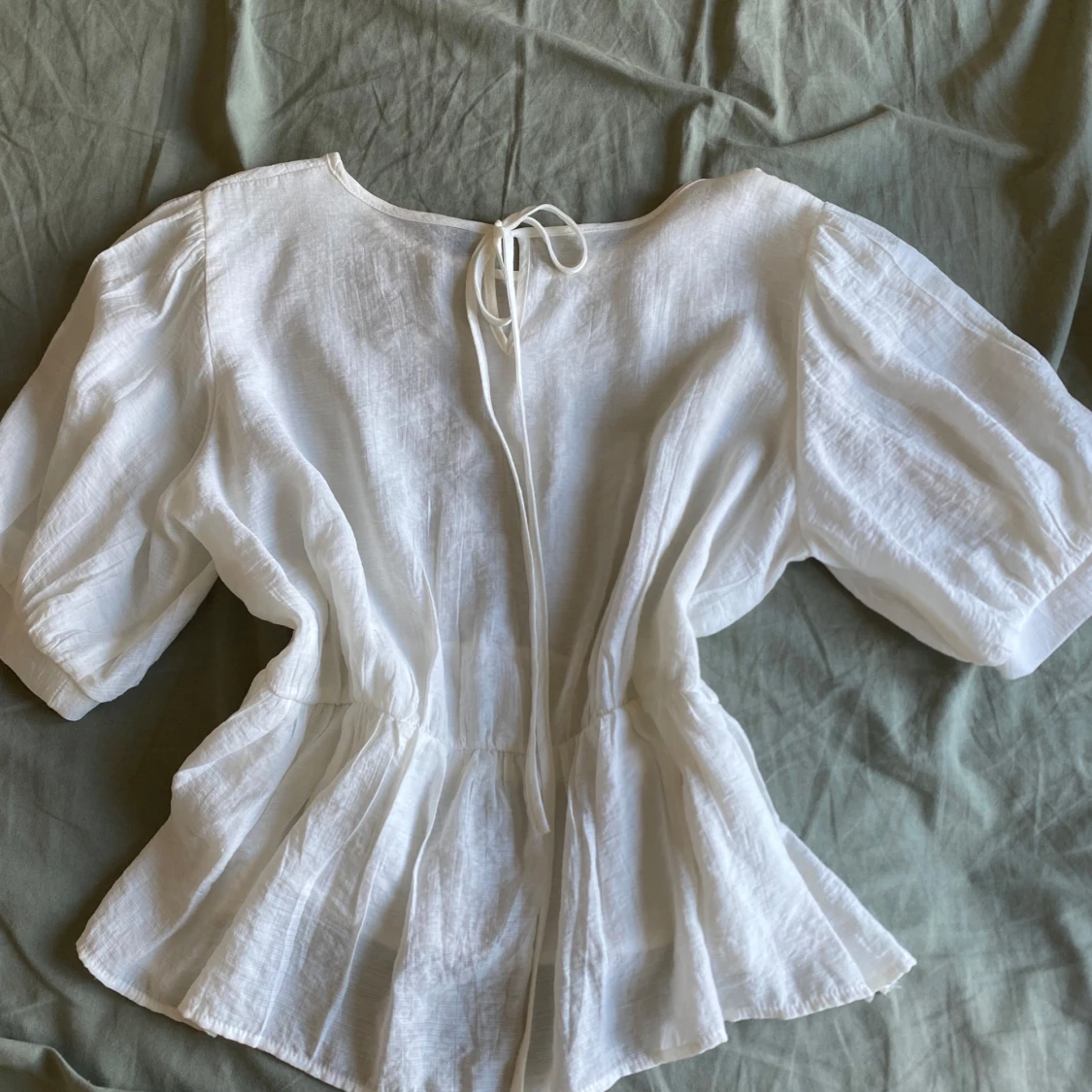 Vit blus med volang - 1