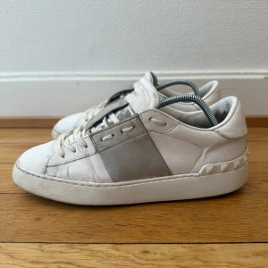 Valentino open sneakers - Säljer nu dessa fina valentino open skor | Använt skick men fortfarande fina | Storlek 38,5 | Hör gärna av er vid frågor eller funderingar 