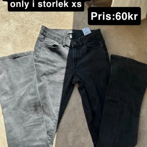 Svarta bootcut jeans från Only XS - Snygga svarta bootcut jeans från Only i storlek XS. Jeansen har klassisk femficksdesign, normalhög midja och är tillverkade i ett stretchigt bomullsmaterial för skön passform. Perfekta till sneakers eller boots.