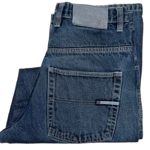Blå baggy jeans från Southpole - Baggy jeans från Southpole i klassisk blå denim.  Tillverkade i 100% bomull för en skön och avslappnad känsla. Perfekta för dig som gillar streetwear och loose fit. Priset går självklart att diskuteras. Måttet rakt över midjan e 36-39cm (stretchiga) innerbenslängd ungefär 75cm. Köpta för 950kr. Accepterar alla prisförslag för vill bli av med dem fort 