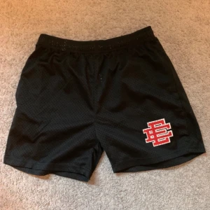 Eric Emanuel shorts  - Snygga och bekväma shorts från det populära streetwear-märket Eric Emanuel – perfekta för sommaren eller en stilren vardagslook. Missa inte chansen att få tag på dem! 💸 Pris kan diskuteras vid snabb affär.