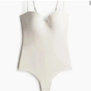 Vit body från hm med smala band  - Säljer min hm body i storlek 80C. Den är helt slutsåld på hemsidan.💗 pris kan diskuteras 