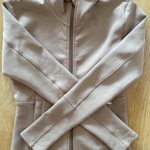 Beige jacka från PS of Sweden XS - Snygg beige jacka från PS of Sweden i storlek XS. Köpt för 999kr säljer för 599kr. Endast använd en gång. Den är i nyskick. Modellen har gått ut och färgen går inte att köpa. 😊